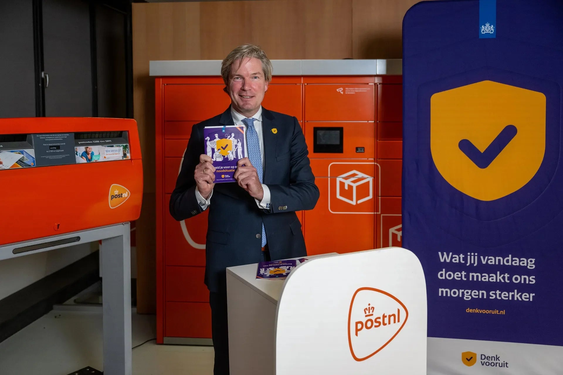 ‘Het is geen oorlog maar ook geen vrede’, schrijft de overheid in een boekje dat straks bij jou op de mat valt