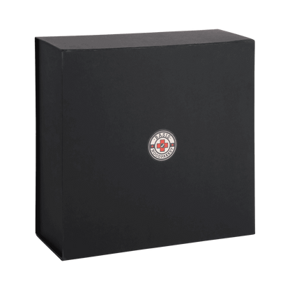 Gesloten zwarte doos met het Basis Noodpakket-logo in het midden.