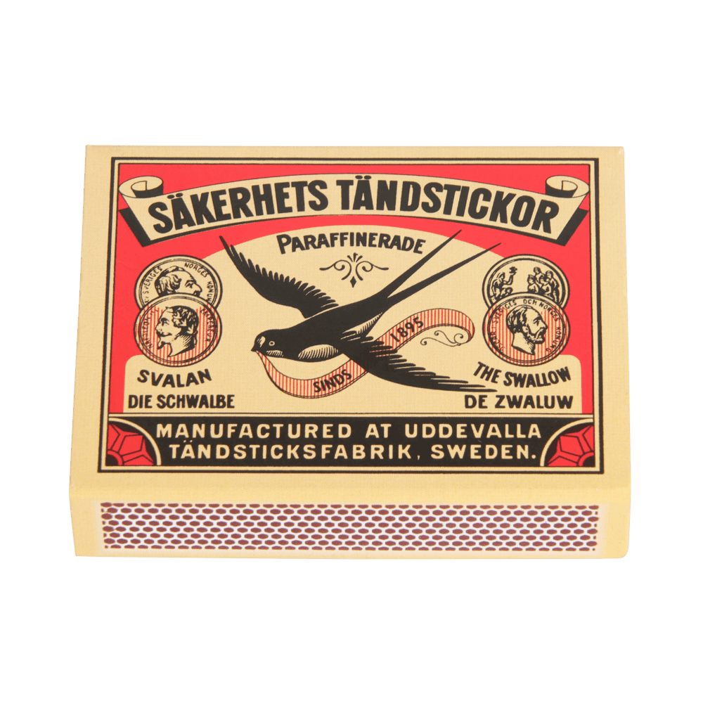 Klassiek luciferdoosje van The Swallow met zwaluwillustratie en tekst in meerdere talen.